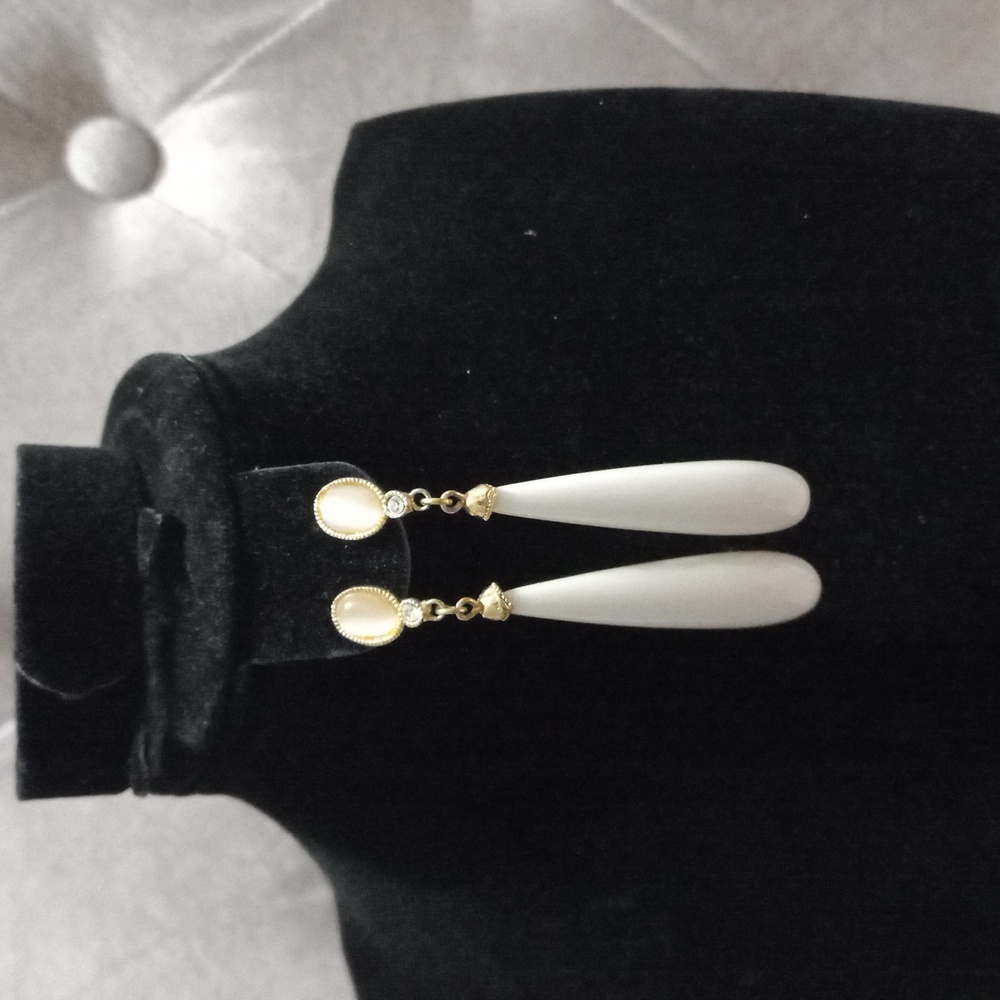 Elegant Gold and Cream Drop Earrings - Picture 4 of 4